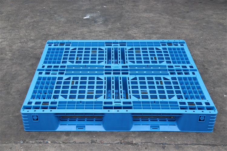 網(wǎng)格與平板塑料托盤(pán)的區(qū)別是什么，如何挑選？